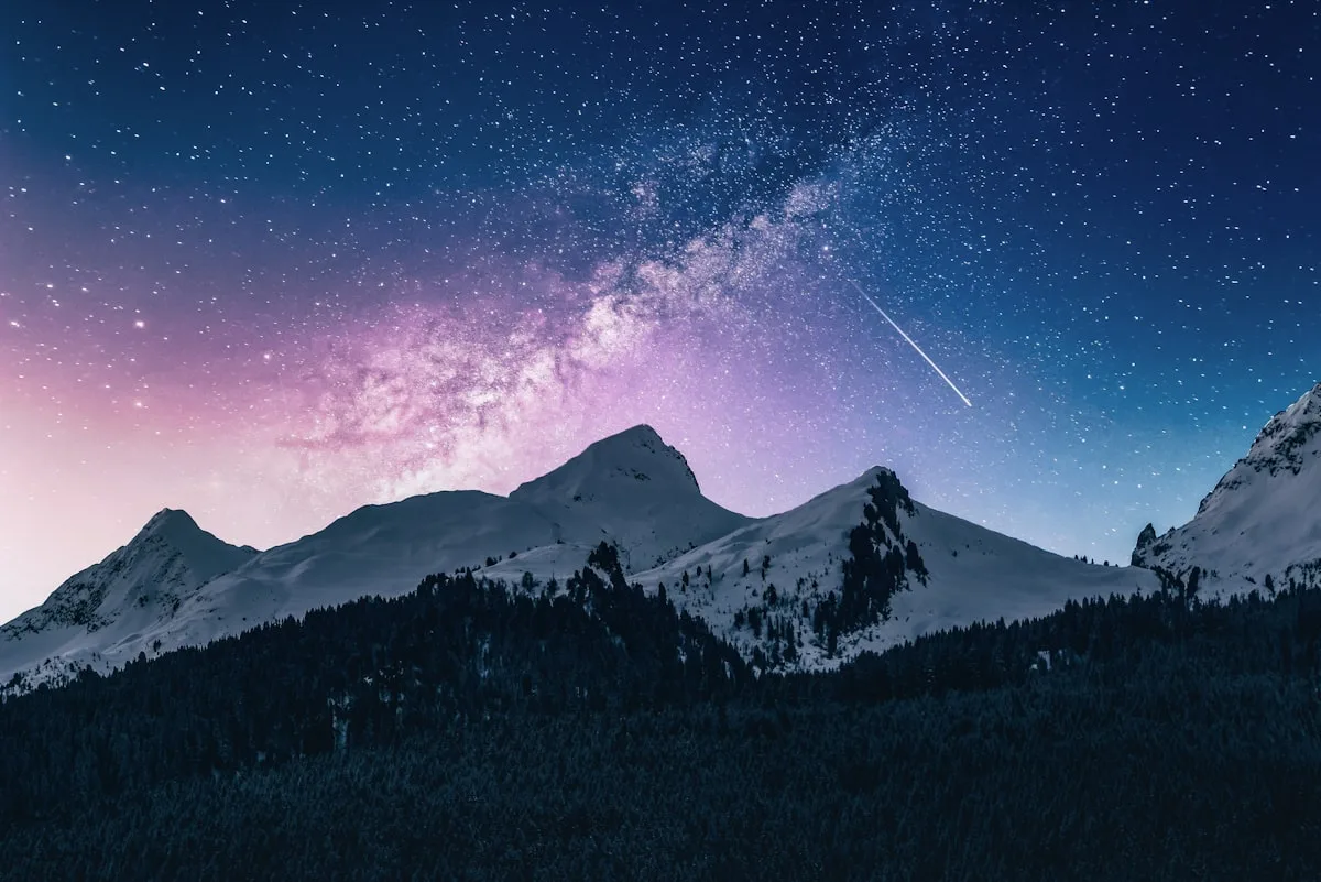 Cumbre de montaña al amanecer
